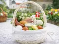 Biały koszyk z tradycyjnymi produktami co do swieconki: jajka, kiełbasa, chleb, masło, baranek z flagą Danii.