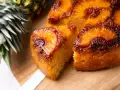 Pyszne ciasto z patelni z ananasem i karmelizowaną skórką, obok świeży ananas.