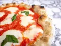 Puszyste ciasto na pizzę z sosem pomidorowym, ciągnącą się mozzarellą i listkami bazylii. Idealne na wieczór z przyjaciółmi.