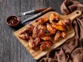 Soczyste skrzydełka z grilla, idealne do maczania w sosie BBQ. Ta marynata do skrzydełek na grilla sprawi, że będą smakować wyśmienicie!