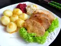 Soczysta pierś z kurczaka, ziemniaczki, surówka z buraczków i sałatka. Pyszny obiad gotowy!