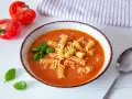 Zupa pomidorowa z makaronem, świeżą bazylią i pomidorami. Idealne jakie przyprawy do zupy pomidorowej? Bazylia i czosnek!