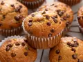 Pyszne babeczki bez cukru z kawałkami czekolady, idealne na zdrową przekąskę.