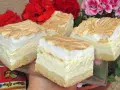 Pyszny sernik z rosą z wiaderka, z puszystą pianką i kruchym spodem, otoczony kwitnącymi pelargoniami.