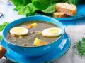 Zupa szczawiowa ze słoika przepis: aromatyczna, zielona zupa z jajkiem i ziemniakami, podana z chlebem.