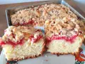 Pyszne ciasto z truskawkami na oleju, posypane kruszonką. Idealne na deser!