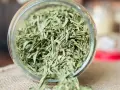 Słoik z suszonym estragonem, idealnym do sosów, ryb i zup. Ten aromatyczny estragon do czego? Do podkreślenia smaku wielu potraw.