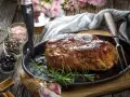 Soczysta karkówka z piekarnika, pieczona z rozmarynem i czosnkiem, podana w żeliwnej patelni.