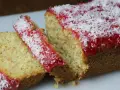 Pyszne ciasto z dżemem truskawkowym i wiórkami kokosowymi, pokrojone na kawałki.