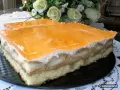 Pyszne ciasto toffi na biszkopcie, z warstwami kremu i galaretki. Idealne na deser.