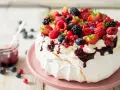 Pyszny deser Pavlova z owocami leśnymi – idealny sposób, by wykorzystać co zrobić z białek. Kremowa beza, bita śmietana i świeże owoce.