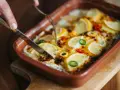 Pyszna zapiekanka z rybą, cytryną i papryczkami chili, gotowa do podania.