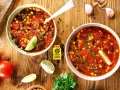 Zupa meksykańska Ani Gotuje: aromatyczne chili con carne z fasolą, kukurydzą i pomidorami, podana z limonką.