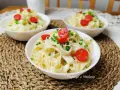 Pyszny makaron tagliatelle w kremowym sosie 4 sery, udekorowany pomidorkami koktajlowymi i szczypiorkiem. Idealny na szybki obiad.