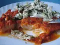 Pyszny dorsz w sosie pomidorowym, udekorowany świeżym koperkiem i chrupiącą kapustą. Idealny obiad!