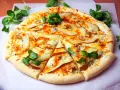 Apetyczna pizza z gruszką i gorgonzolą, ozdobiona orzechami włoskimi i świeżą rukolą. Idealna na wyjątkowy wieczór.