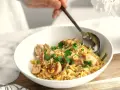 Miseczka pełna makaronu orzo z kawałkami kurczaka i posiekaną natką pietruszki. Idealny szybki sos do makaronu na obiad.