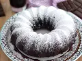 Czekoladowa maka z cukrem pudrem, idealna do piwa. Obok leżą kostki czekolady.