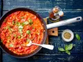 Pyszny, domowy sos pomidorowy do makaronu, gotowy do podania. Aromatyczne zioła i świeża bazylia podkreślają smak.