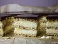 Sernik gotowany z wiaderka na herbatnikach, z polewą czekoladową. Pyszny deser na każdą okazję.