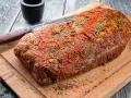 Schab w bogatej marynacie z papryki i ziół, gotowy na pieczenie. Ta marynata do schabu sprawi, że będzie soczysty.