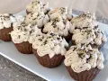 Czekoladowe muffinki z kremem kawowym i złotymi posypkami. Idealny krem do muffinek na każdą okazję.
