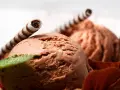 Pyszne lody czekoladowe z wafelkami i miętą. Idealne, gdy zastanawiasz się, jak zrobić lody.
