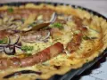 Tarta z białą kiełbasą, cebulą i ziołami w kremowym sosie, na chrupiącym cieście. Pyszne danie na obiad lub kolację.