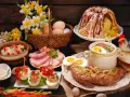 Tradycyjny obiad na Wielkanoc: biała kiełbasa, jajka faszerowane, żurek, babka, chrzan i wędliny.