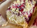 Puszyste ciasto drożdżowe z jagodami i kruszonką, idealne na letnie popołudnie. Ten przepis na ciasto drożdżowe jest prosty i szybki.