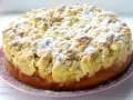 Puszyste, szybkie ciasto drożdżowe z jabłkami i kruszonką, posypane cukrem pudrem. Idealne na podwieczorek.