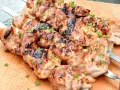 Soczyste szaszłyki z kurczaka, idealnie przypieczone, z ziołami. Ta marynata do szaszłyków sprawia, że mięso jest kruche i aromatyczne.