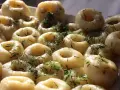 Pyszne kluski śląskie, posypane świeżym koperkiem. Idealne do sosów. Oto jak zrobić kluski śląskie!