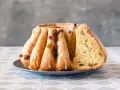 Puszysta babka z rodzynkami, polana lukrem. Idealna na Wielkanoc, oto prosty przepis na babkę.