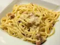 Pyszna carbonara z boczkiem i parmezanem, kremowa dzięki śmietanie. Idealny przepis na szybki obiad.