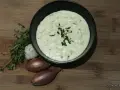 Kremowy sos śmietanowy do pizzy, z czosnkiem, szalotką i tymiankiem, gotowy do podania.
