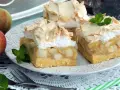 Pyszna szarlotka z pianką i jabłkami, udekorowana listkami mięty. Idealna na deser.