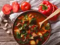 Aromaticzna zupa gulaszowa przepis. Mięso, ziemniaki, papryka i pomidory w bogatym bulionie, ozdobiona natką pietruszki.