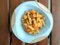Kolacja dla niejadka: makaron fusilli z marchewką i ziemniakami, doprawione ziołami.