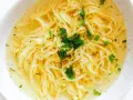 Aksamitny rosół z makaronem nitki, posypany świeżą natką pietruszki i pieprzem. Idealny, by dowiedzieć się, czym przyprawić rosół.