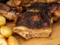 Pyszne żeberka pieczone z ziemniakami. Idealny przepis na obiad, który zachwyci każdego.