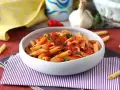 Penne w sosie pomidorowym, posypane natką pietruszki. Pyszny makaron z cukrem, który zachwyci każdego.