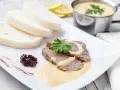 Plasterki pieczonego schabu z sosem, knedliki, konfitura z owoców leśnych i sos do schabu pieczonego w sosjerce.