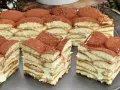 Sernik gotowany z wiaderka, warstwowy, z biszkoptami i kremem, posypany kakao. Wygląda pysznie!