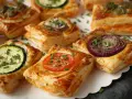 Aperitif z ciasta francuskiego na słono: z cukinią, pomidorem, cebulą i grzybami. Idealne na przyjęcie!