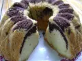 Szybka babka z majonezem i kakao, z charakterystycznym marmurkowym wzorem, gotowa do podania.