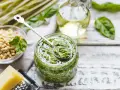 Pesto do czego? Do makaronu, na kanapki, do sałatek. Świeże zioła, orzeszki piniowe, parmezan i oliwa tworzą idealny sos.