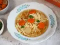 Aksamitny rosół z kaczki z makaronem nitki, marchewką i kawałkami mięsa. Idealny na chłodne dni.