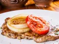 Soczysta karkówka w cebuli z pomidorem, doprawiona ziołami. Prawdziwa uczta dla podniebienia!