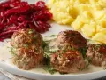 Pyszne klopsy w sosie, podane z puree ziemniaczanym i buraczkami. Idealny przepis na obiad!